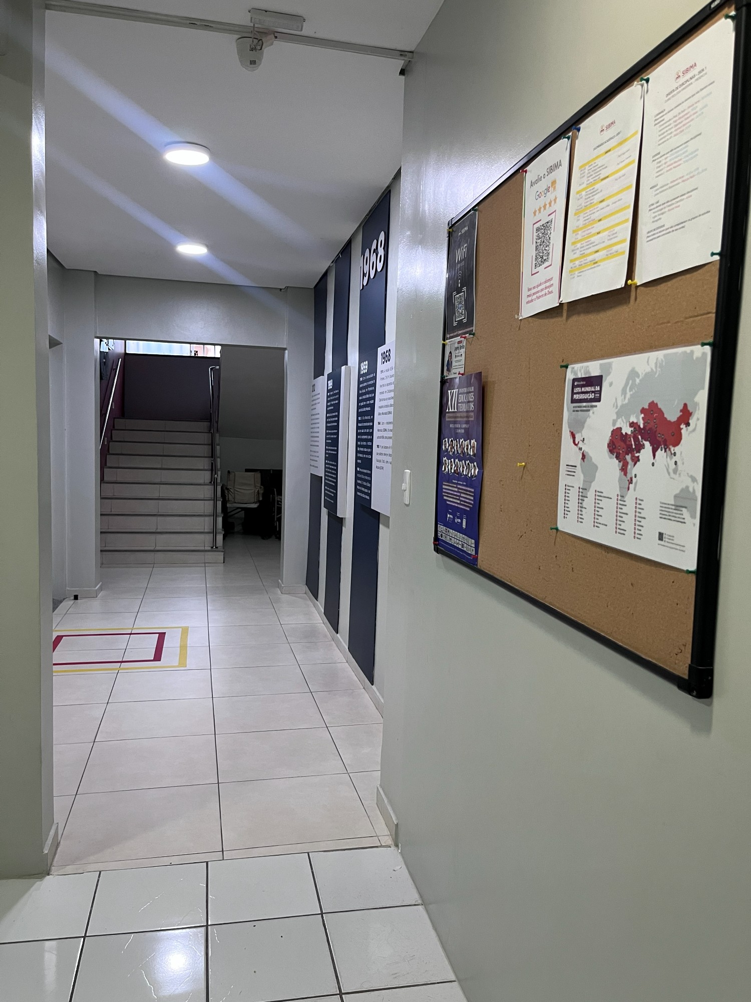 Linha do tempo institucional na parede